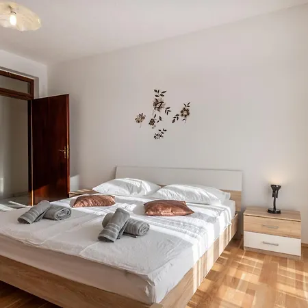 Maric, A Charming With A Beautiful Poolside * Krapan