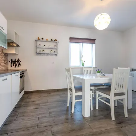 Maric, A Charming With A Beautiful Poolside 別荘 *