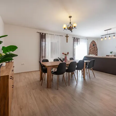 Maric, A Charming With A Beautiful Poolside 別荘 *