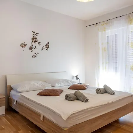 Maric, A Charming With A Beautiful Poolside 別荘 Krapan