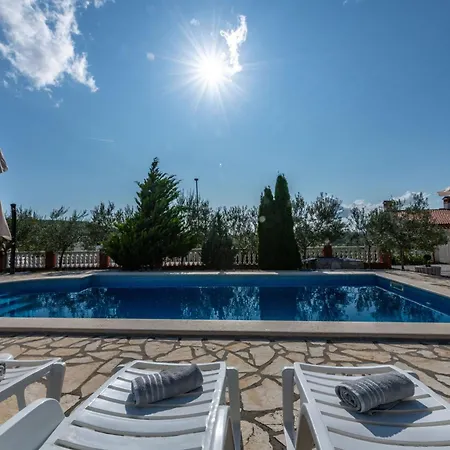 Maric, A Charming With A Beautiful Poolside 別荘 Krapan