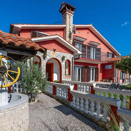 Maric, A Charming With A Beautiful Poolside