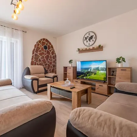 Maric, A Charming With A Beautiful Poolside