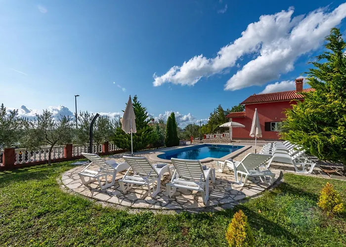 Maric, A Charming With A Beautiful Poolside Semesterbostad *
