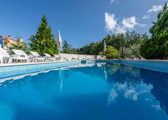 Semesterbostad Maric, A Charming With A Beautiful Poolside *