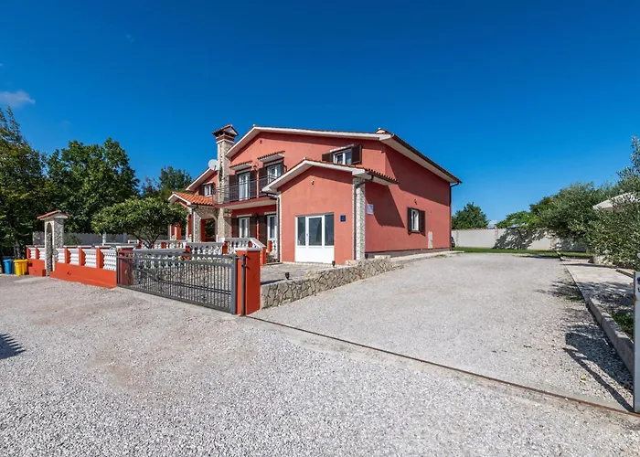 Semesterbostad Maric, A Charming With A Beautiful Poolside *