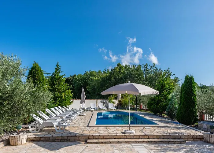 Maric, A Charming With A Beautiful Poolside Semesterbostad *