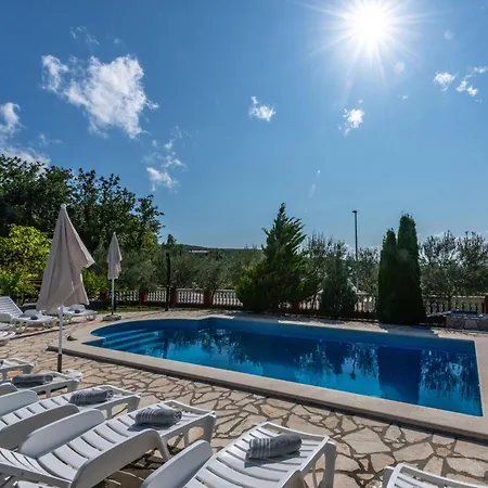 Дом отдыха Maric, A Charming With A Beautiful Poolside *