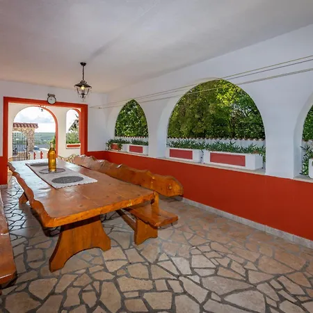 Semesterbostad Maric, A Charming With A Beautiful Poolside *