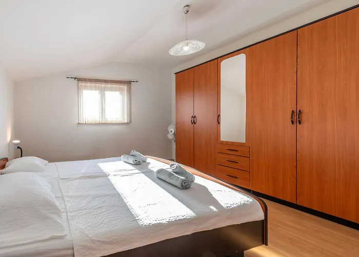 Maric, A Charming With A Beautiful Poolside Vikendica