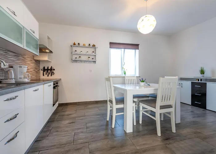 Maric, A Charming With A Beautiful Poolside Vikendica *