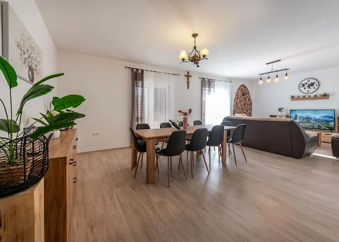 Maric, A Charming With A Beautiful Poolside Vikendica *