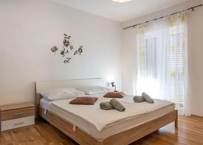 Maric, A Charming With A Beautiful Poolside Vikendica Krapan