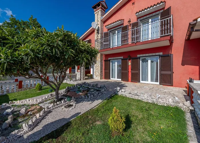 Maric, A Charming With A Beautiful Poolside *