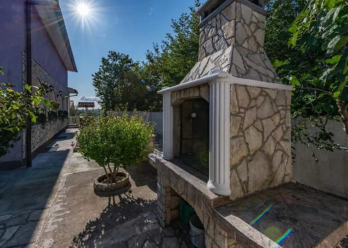 Maric, A Charming With A Beautiful Poolside Vikendica *