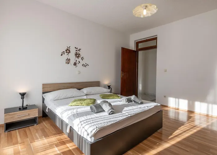 Vikendica Maric, A Charming With A Beautiful Poolside *