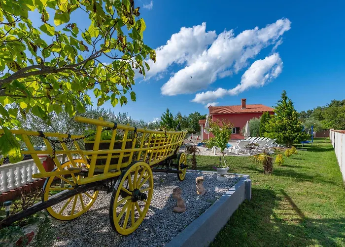 Vikendica Maric, A Charming With A Beautiful Poolside *